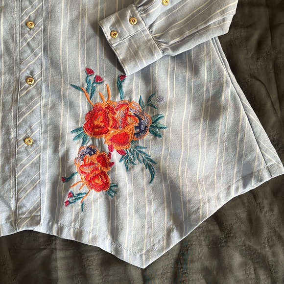 Caleoos Flowy Pinstripe Button-Up Tunic with Embroidered Flowers - Picture 5 of 10